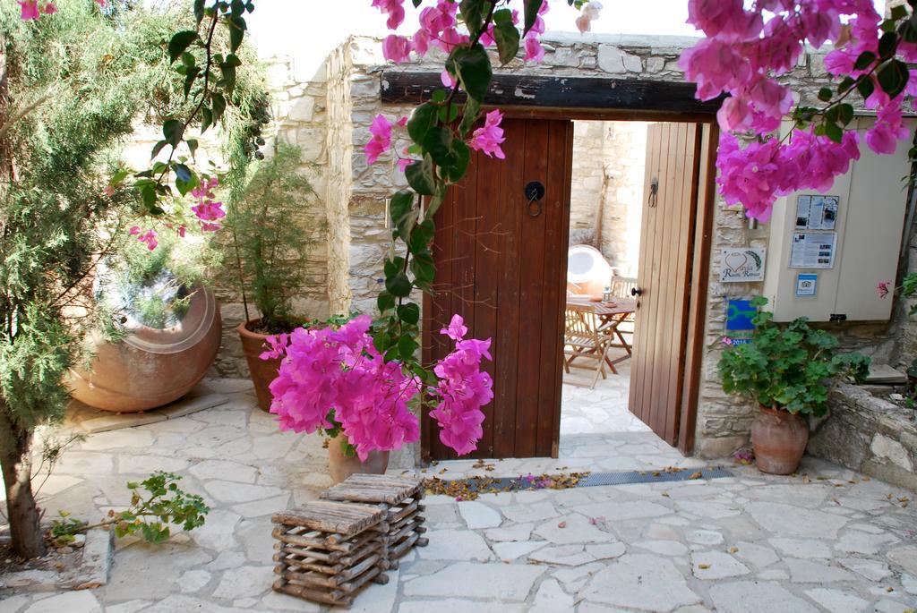 Vavla Rustic Retreat Hostal Exterior foto