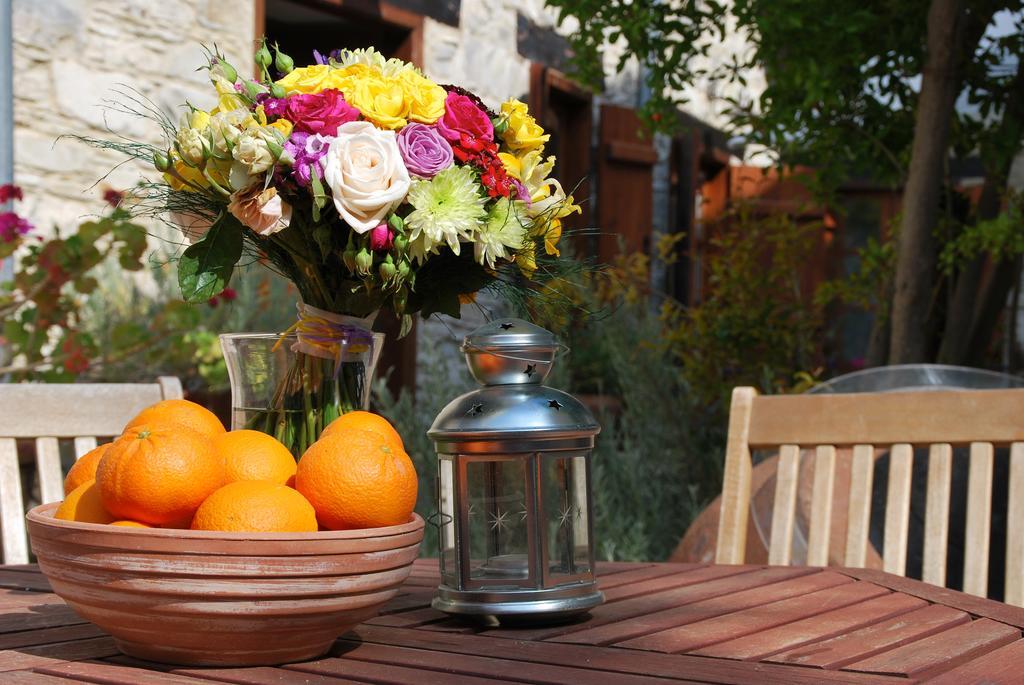 Vavla Rustic Retreat Hostal Exterior foto