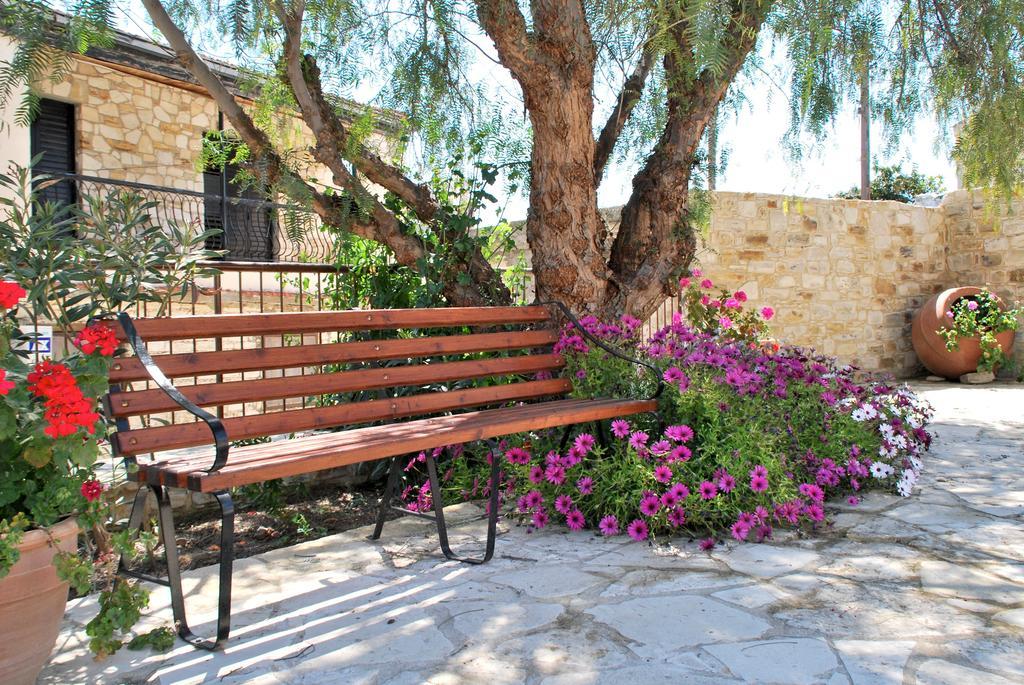 Vavla Rustic Retreat Hostal Exterior foto