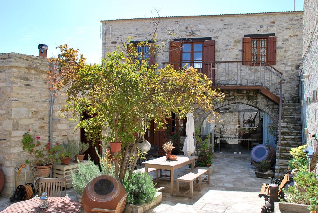 Vavla Rustic Retreat Hostal Exterior foto