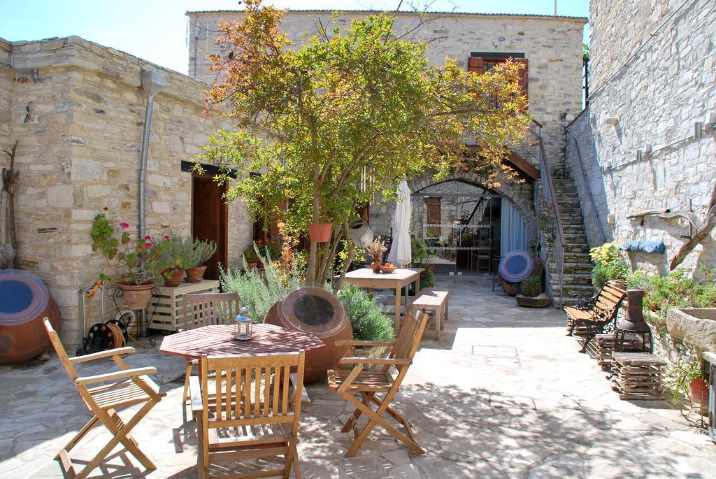 Vavla Rustic Retreat Hostal Exterior foto