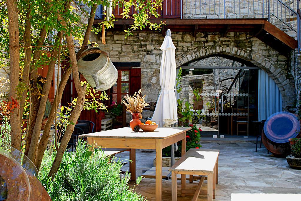 Vavla Rustic Retreat Hostal Exterior foto