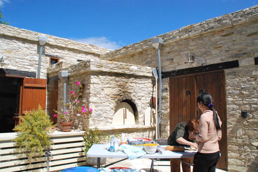 Vavla Rustic Retreat Hostal Exterior foto